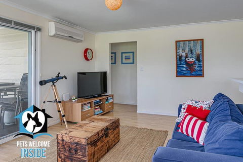 Big Stylish House With River Views, Games Room & WiFI - Accommodation Asia 2