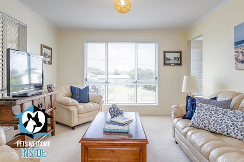 Big Stylish House With River Views, Games Room & WiFI - Accommodation Asia 3