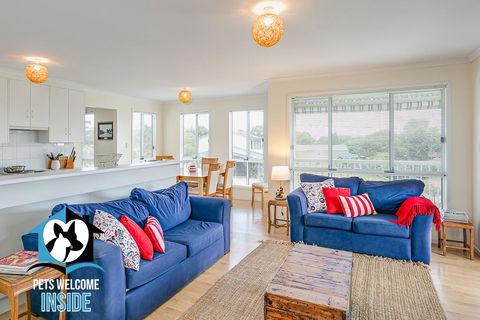 Big Stylish House With River Views, Games Room & WiFI - Accommodation Asia 1