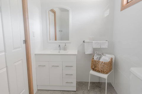 Bird In Hand Cottage, Port Noarlunga - Accommodation Asia 1