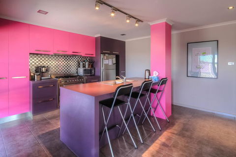 Birdland - Bold, Unique And Modern - Accommodation Asia 0