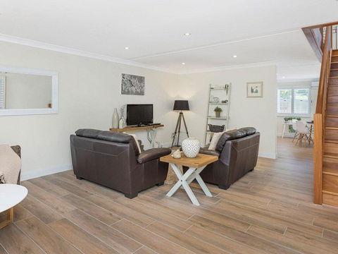 Blake Loft On Manning - 500 Metres To Two Beaches - Accommodation Asia 3