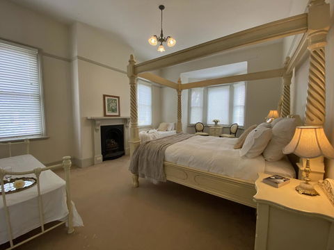 Blayney House - Accommodation Guide 0