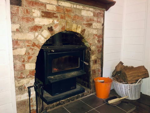 Blue Duck Cottage, Village Comfort, Fireplace - Accommodation Asia 3