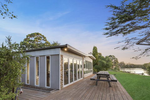 Bluff View River House - Stunning Riverfront - Accommodation Asia 0