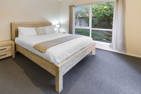 Bluff View River House - Stunning Riverfront - Accommodation Asia 1