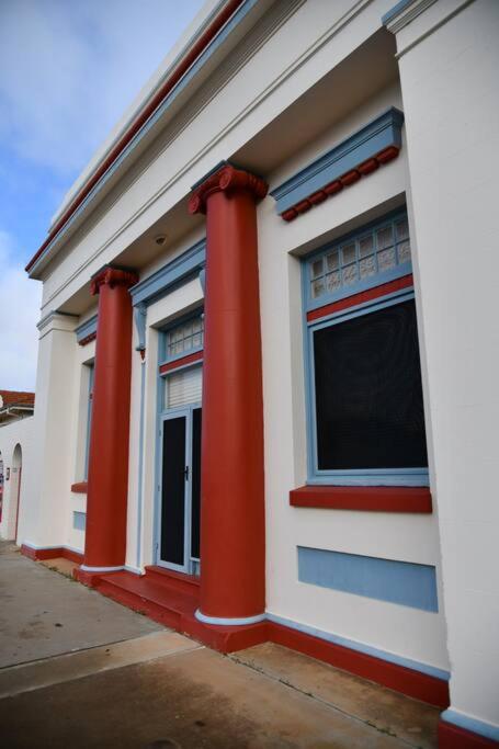 The Merredin Treasury, Art Deco Heritage 2 Bedroom Suite In Merredin CBD - Accommodation Asia 2