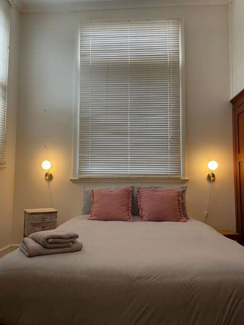 The Merredin Treasury, Art Deco Heritage 2 Bedroom Suite In Merredin CBD - Accommodation Asia 3