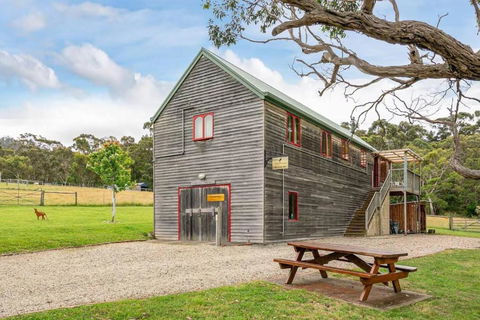 Wine Loft - Cosy Country Retreat With Ocean Views - Accommodation Asia 0