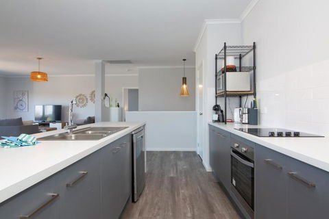 Xanadu - Aldinga Beach - C21 SouthCoast Holidays - Accommodation Guide 3