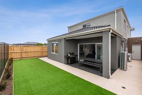 Amazing Family Home Opposite A Park & Sleeps 10 - Accommodation Guide 0