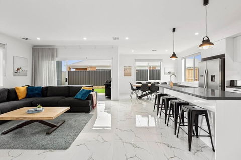 Amazing Family Home Opposite A Park & Sleeps 10 - Accommodation Guide 1