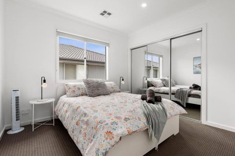 Amazing Family Home Opposite A Park & Sleeps 10 - Accommodation Guide 2