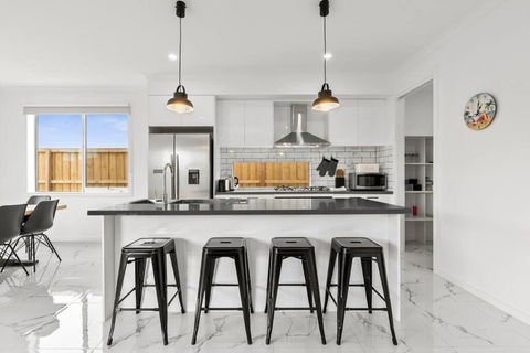 Amazing Family Home Opposite A Park & Sleeps 10 - Accommodation Guide 3