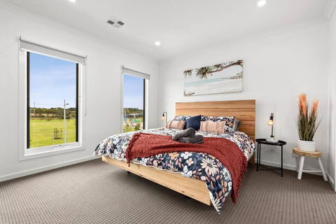 Amazing Family Home Opposite A Park & Sleeps 10 - Accommodation Guide 4