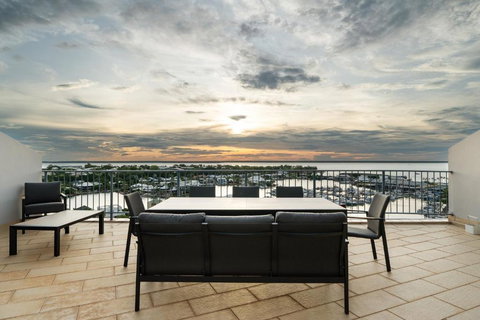 Anchor Point Penthouse 3BR With Marina Views - Pool - BBQs - Accommodation Asia 1