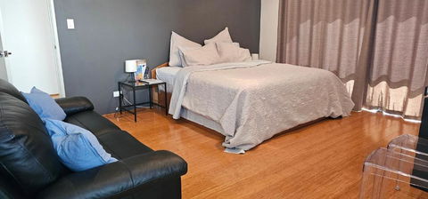 Private King Bed Guest Suite - Accommodation Asia 0