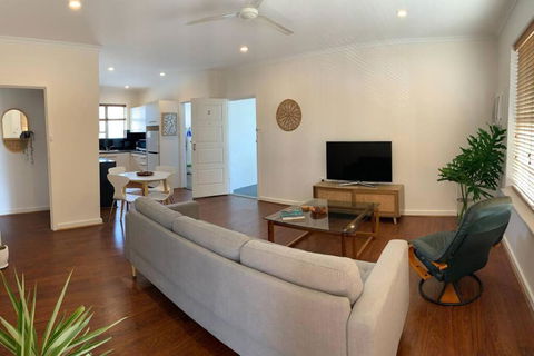 Yarrumla Beach Lodge - Accommodation Asia 1